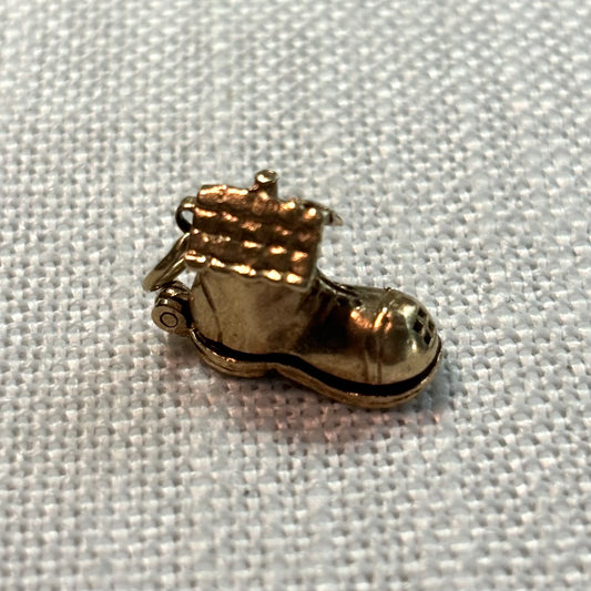 Family in Old Boot Gold Charm