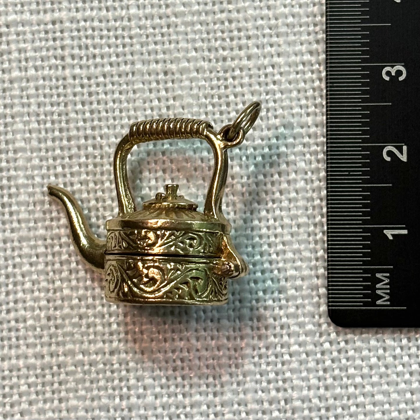 Ornate Kettle Gold Charm
