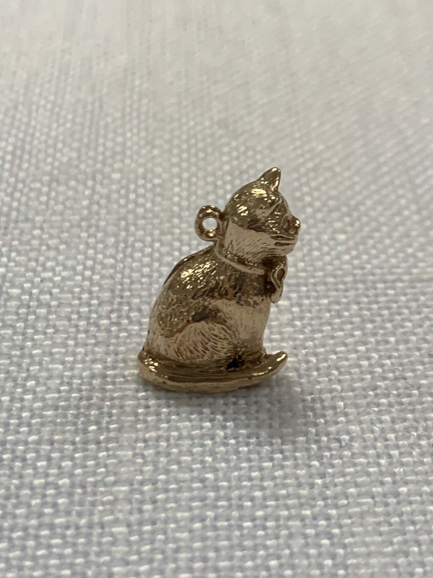 Cat sitting proud gold charm pendant