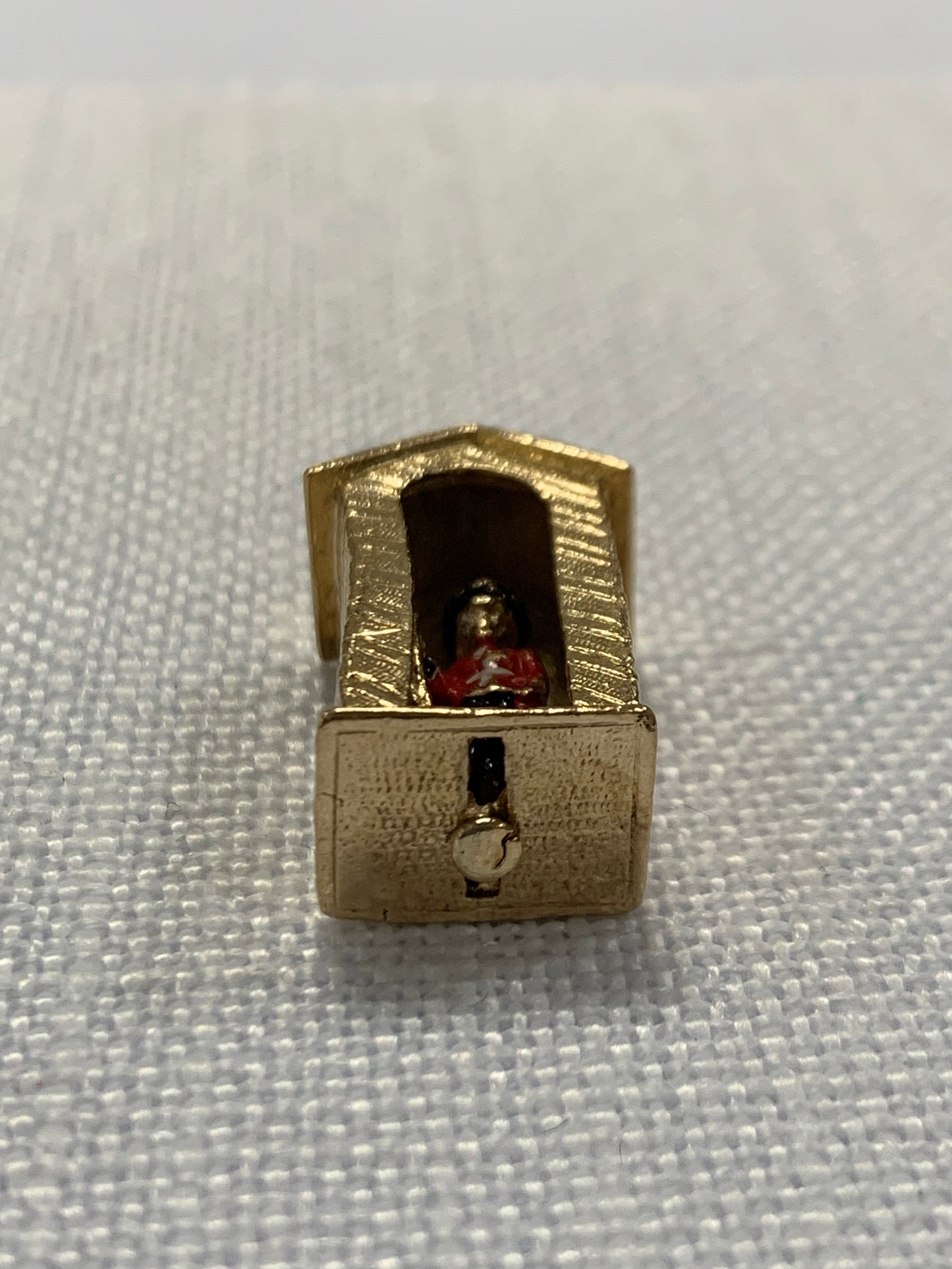 The King’s Guard in hut gold charm pendant