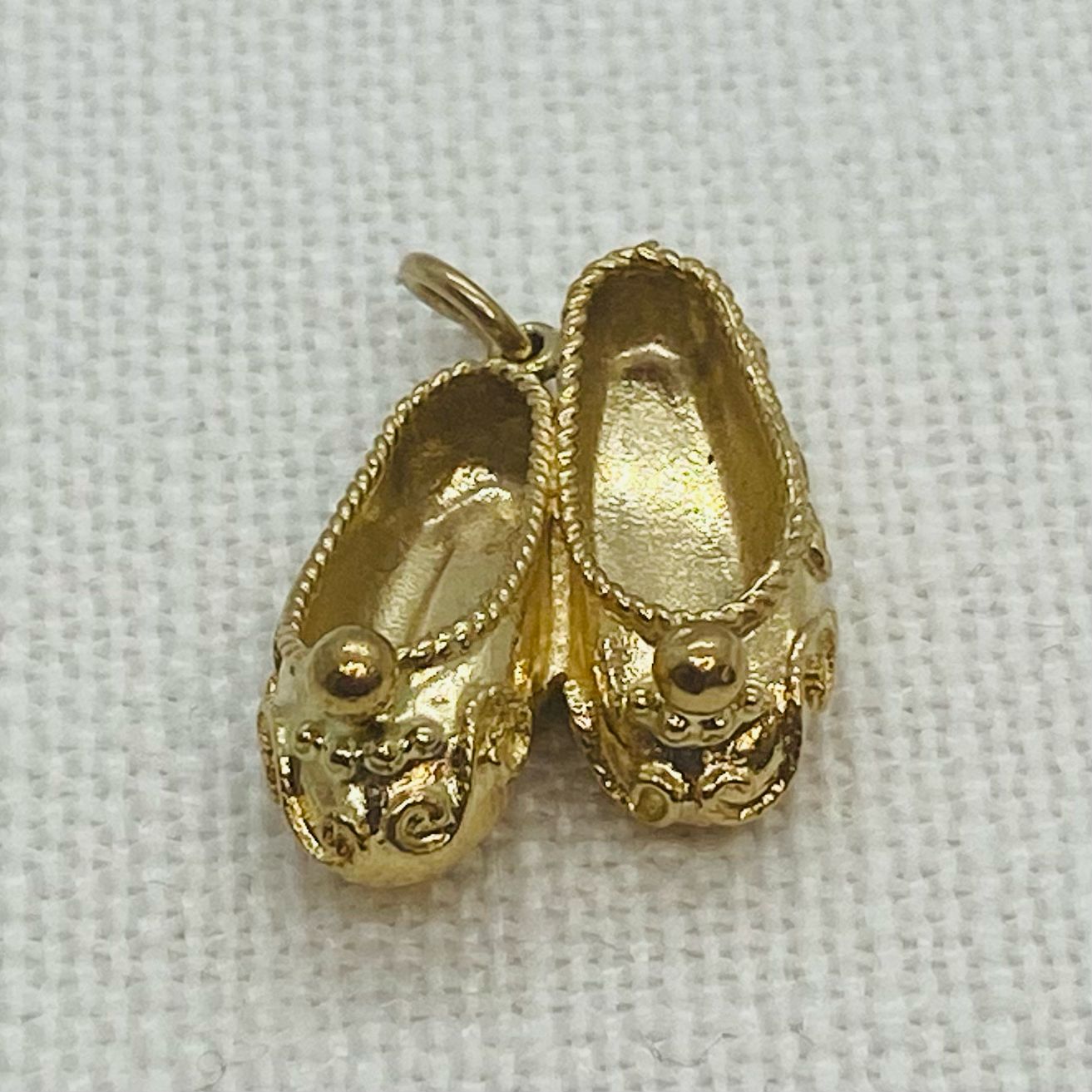 Ballet Shoes/Pumps Vintage Gold Charm (2)