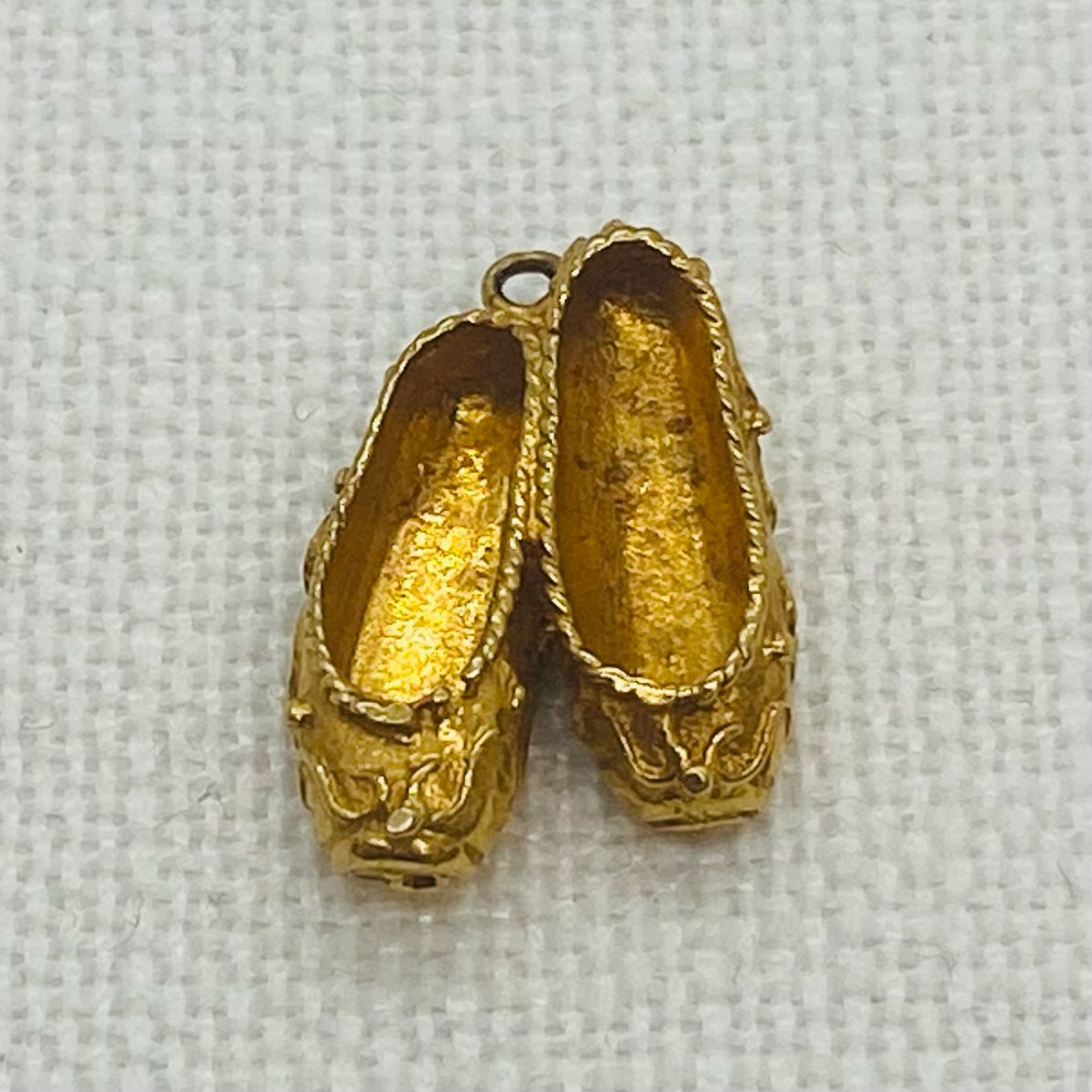 Ballet Shoes/Pumps Vintage Gold Charm (1)