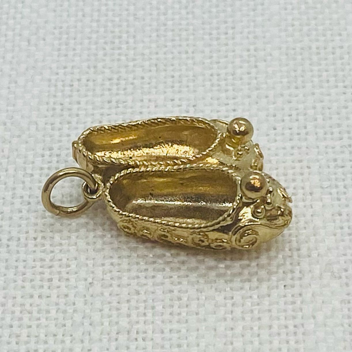 Ballet Shoes/Pumps Vintage Gold Charm (2)